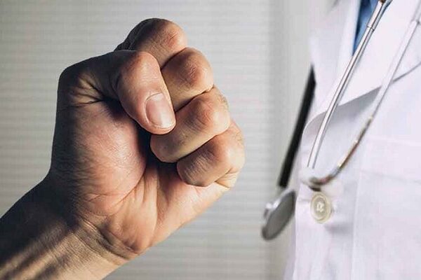 تطبيق القانون وعقوبة الاعتداء على الممارس الصحي في السعودية