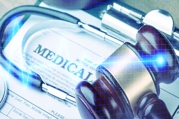 مطرقة المحكمة وهي تطبق قانون حماية الممارس الصحي