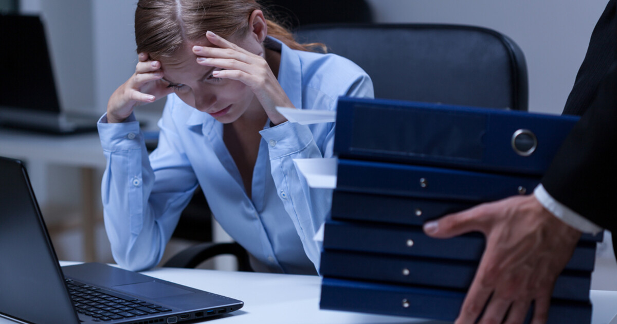 فتاة تعاني من الابتزاز والاستغلال العاطفي في السعودية بإنجاز الملفات دون مقابل