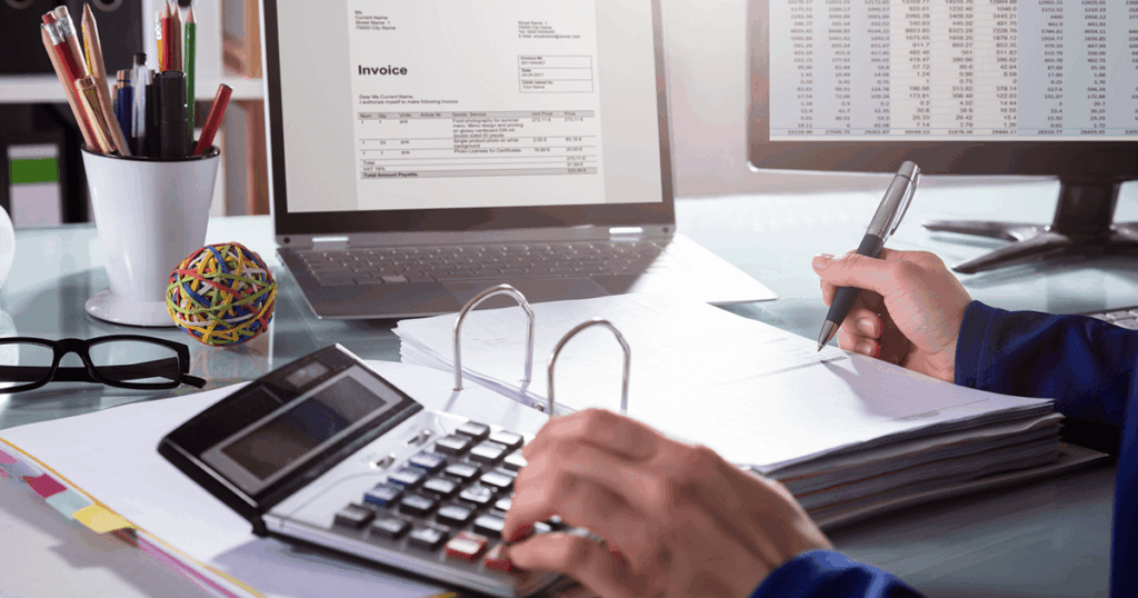 صاحب العمل يتصفح على شاشة اللا بتوب حالات عدم استحقاق مكافأة نهاية الخدمة ويحسب بالآلة الحاسبة التكلفة
