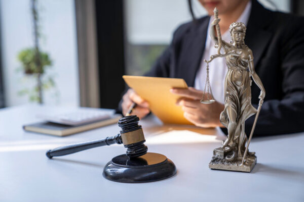 يقوم المحامي من مكتبنا بشرح إجراءات تقديم طلب التجنيس في السعودية للمواليد