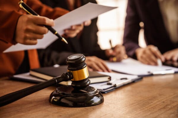 يشرح المحامي للعميل حقوق ابن المواطنة قبل وبعد تسجيل بالأحوال