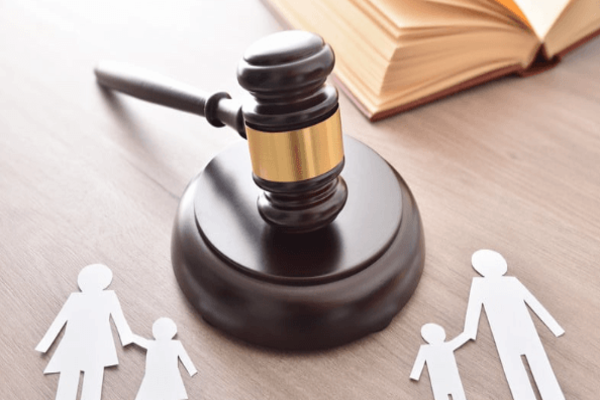 مطرقة المحكمة في مكتب المحامي وهو يقدم شرح مفصل عن شروط تسجيل ابن المواطنة في الأحوال المدنية