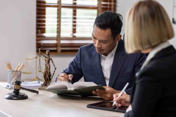 يوضح المحامي للمتقدمة على الجنسية تحديثات قرار التجنيس السعودي الجديد