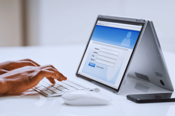 يقوم المتقدم باستخدام الحاسوب للتعرف على شروط الحصول على تصريح الزواج  من أجنبية وزارة الداخلية