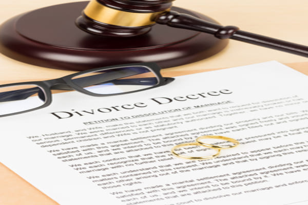 ورقة التقديم على التصريح والمحامي يوضح طريقة استخراج تصريح زواج من الخارج لعام 2026