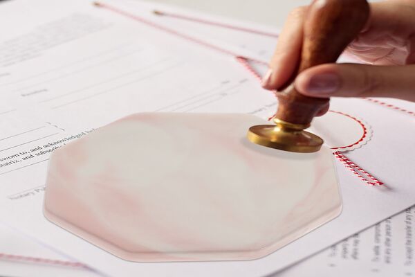 يقوم الموظف بوضع الختم على التصريح بعد اتباع ومعرفة كيفية استخراج تصريح الزواج  من أجنبية وزارة الداخلية